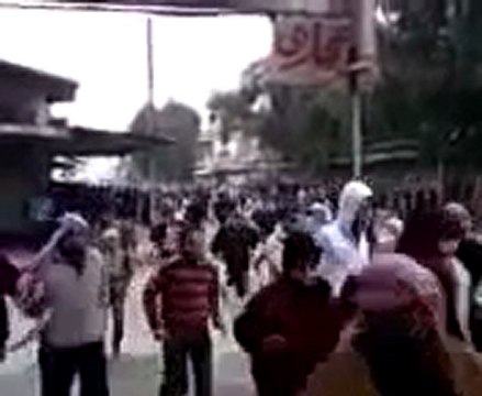 فري برس حماة توجه المتظاهرين من الحميدية الى ساحة العاصي 30 12 2011 ج1