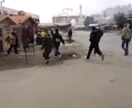 فري برس حماة توجه المتظاهرين من الحميدية الى ساحة العاصي 30 12 2011 ج2