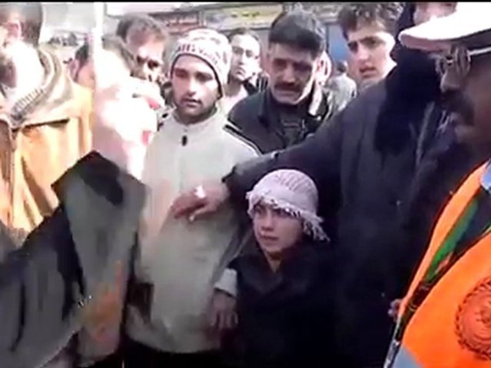 فري برس   حمص باباعمرو قصة إحدى نساء الحي مع الخبز ترويها للجنة 31 12 2011