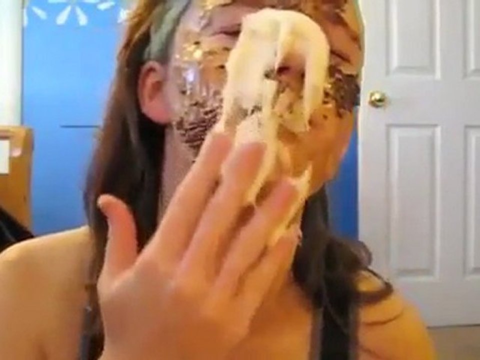 Elle se tartine le visage de gâteaux