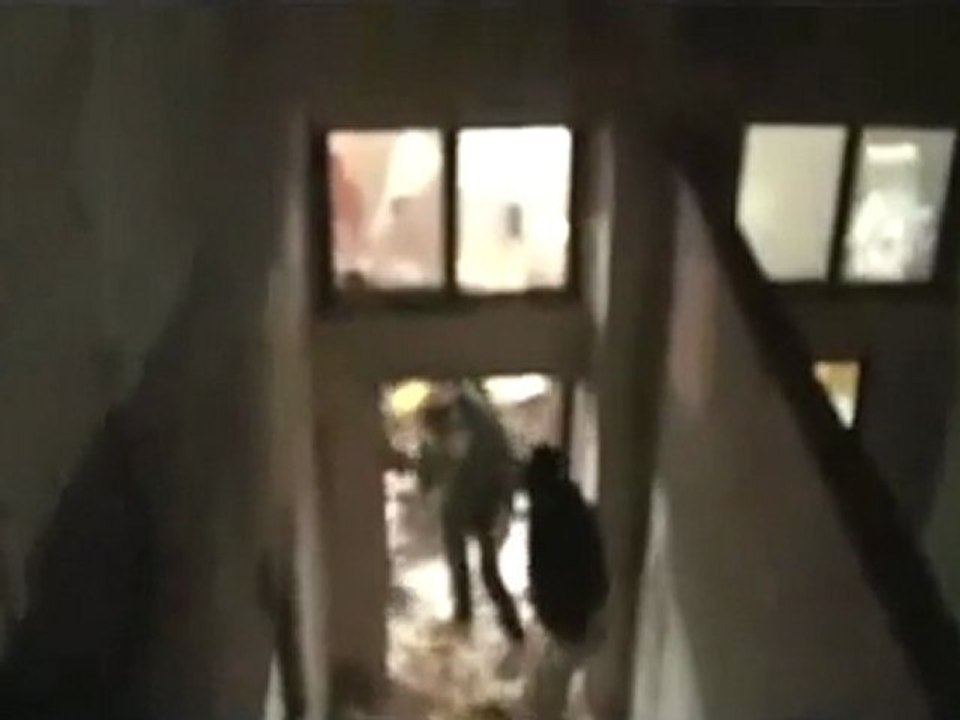 فري برس   باباعمرو الدماء على سقف على منزل وآثار الدمار التي حلت نتيجة القصف الصاروخي على الحي 20 12 2011