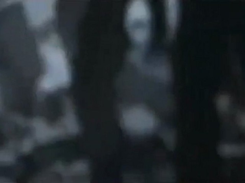 فري برس   باباعمرو دمار المنازل وآثار الدماء على الاركام المهدمة إثر قذائف هاون نزلت على المنازل 20 12 2011