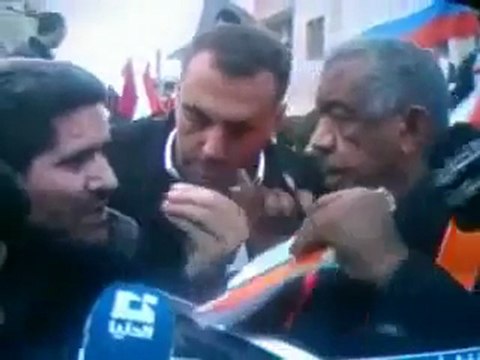 فري برس معضمية الشام كذب الاخبارية السورية ومقابلة شبيحة النظام في المشروع على انهم اهل المعضمية طبعاً هدول معاضمة بيقاقوا 01 01 2012