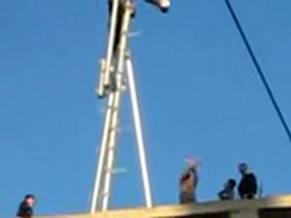 فري برس   معضمية الشام رفع علم الإستقلال و علم سوريا الحالي في أعلى نقطة في المعضمية 2 1 2012