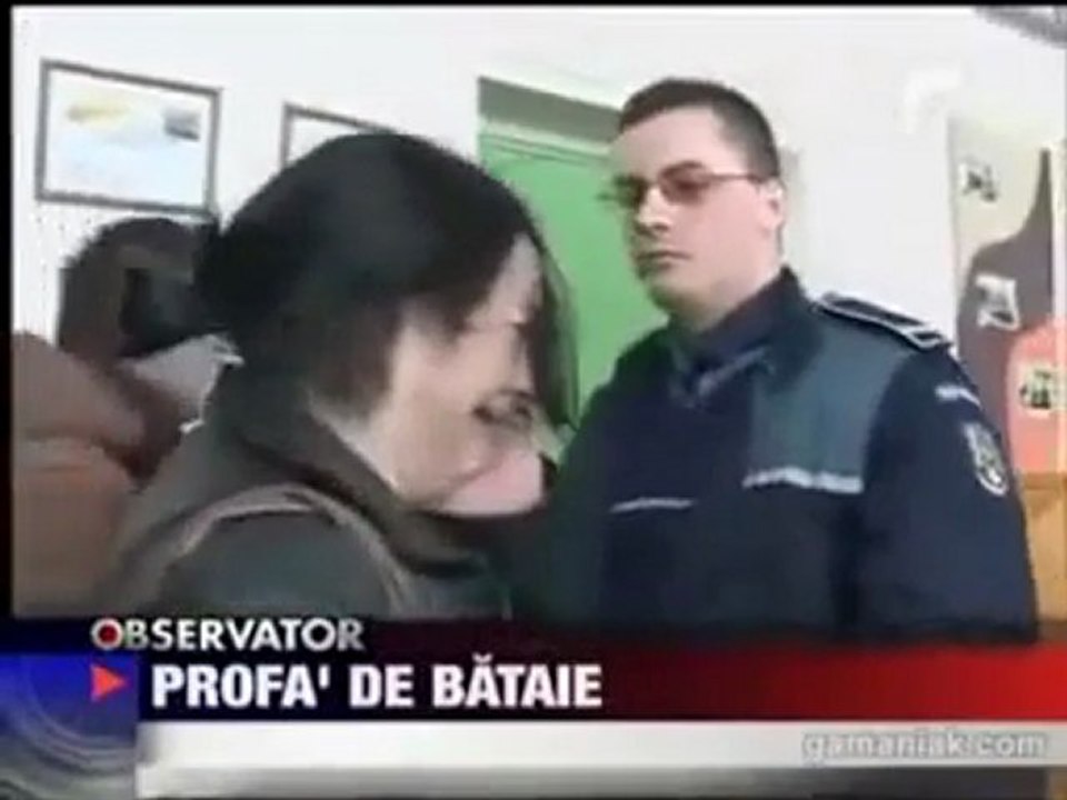Un policier retourne une grosse claque à une prof ! MORT LA VIDÉO