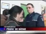 Un policier retourne une grosse claque à une prof ! MORT LA VIDÉO