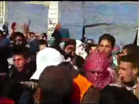 فري برس حمص الرستن لحظة دخول المراقبين من حواجز الجيش 3 1 2012