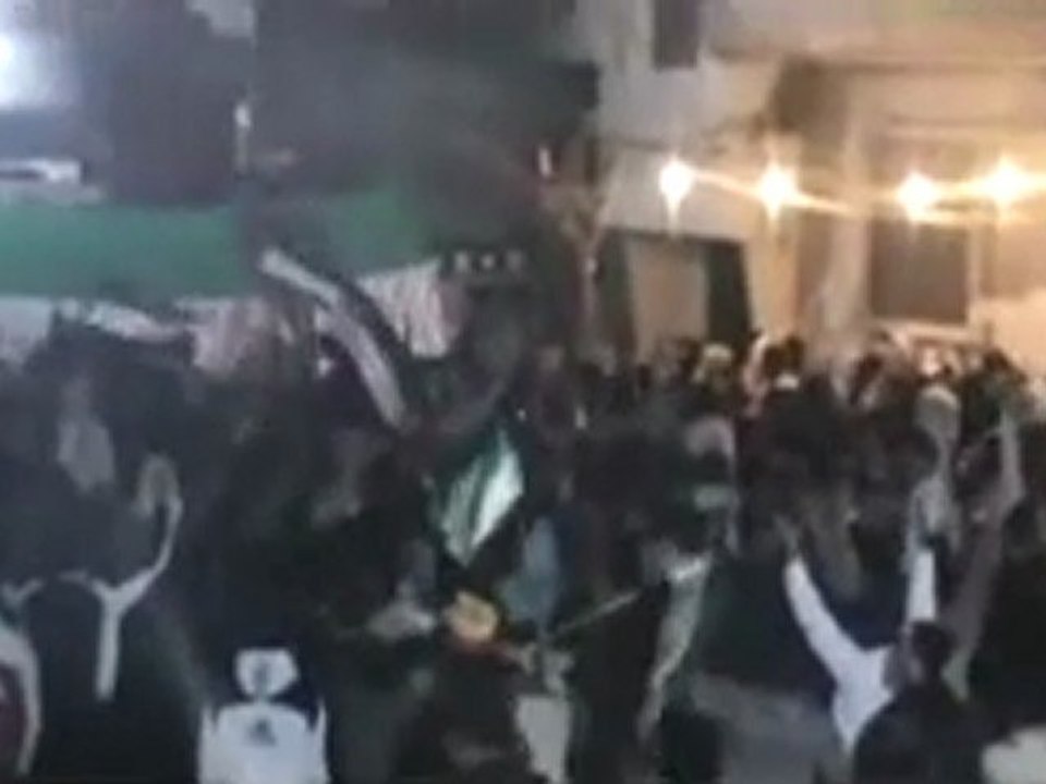 فري برس   حمص باب الدريب ساحة عمر اطلاق نار من الحواجز المحيطة بالساحة 4 1 2012