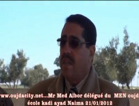 السيد محمد البور النائب الاقليمي لوزارة التربية بوجدة خلال حفل توزير 1000 لباس من طرف مؤسسات التعليم الخصوصي بمدرسة القاضي عياظ بالنعيمة