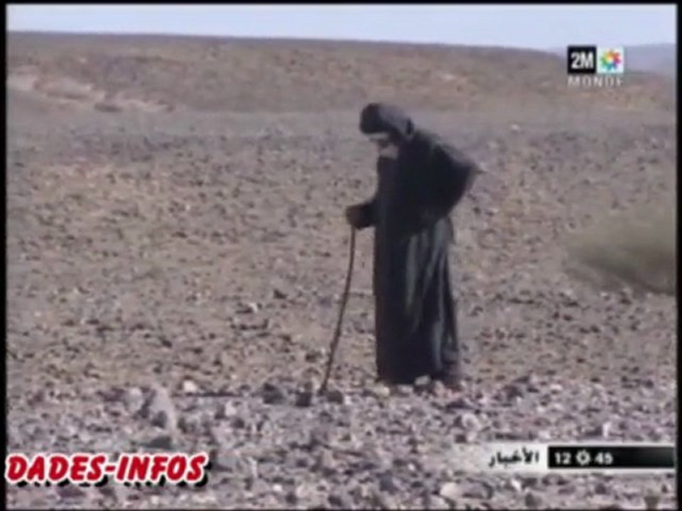 بعد سماعهم خبر سقوط نيزك من كوكب المريخ، المئات من الاشخاص باقليم طاطا يخرجون في رحلة البحث عن بقايا الحجر النفيس