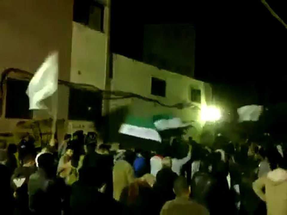 فري برس   حمص حي جورة الشياح والقرابيص حمص مظاهرة مسائية تطالب باسقاط النظام 11 1 2012