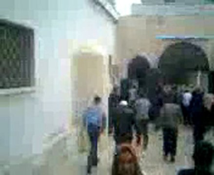 فري برس حماة قذف القنابل السامةعلى المصلين اثناء الصلاة 6 1 2012