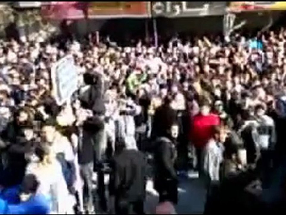 فري برس   علم الاستقلال على مبنى البلدية في التشييع قدسيا 7 1 2012