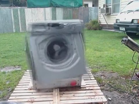 Comment détruire sa machine à laver ? Comme ça...