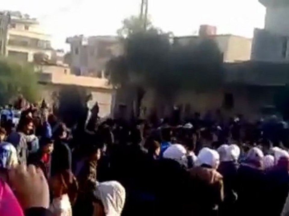فري برس   معضمية الشام مظاهرة طلابية تطالب بإعدام الرئيس وترتيلة الجهنمية على روح حافط 08 01 2012