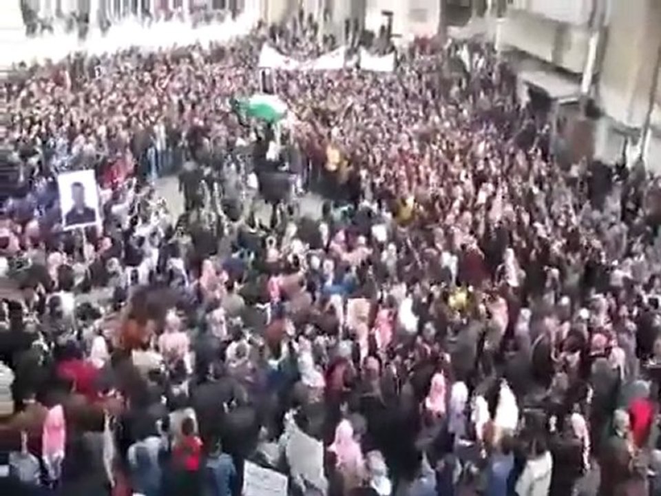 فري برس   ادلب معرة النعمان مظاهرات في جمعة دعم الجيش وتشييع الشهيد البطل والناشط حمادي ديب السعيد 13 1 2012