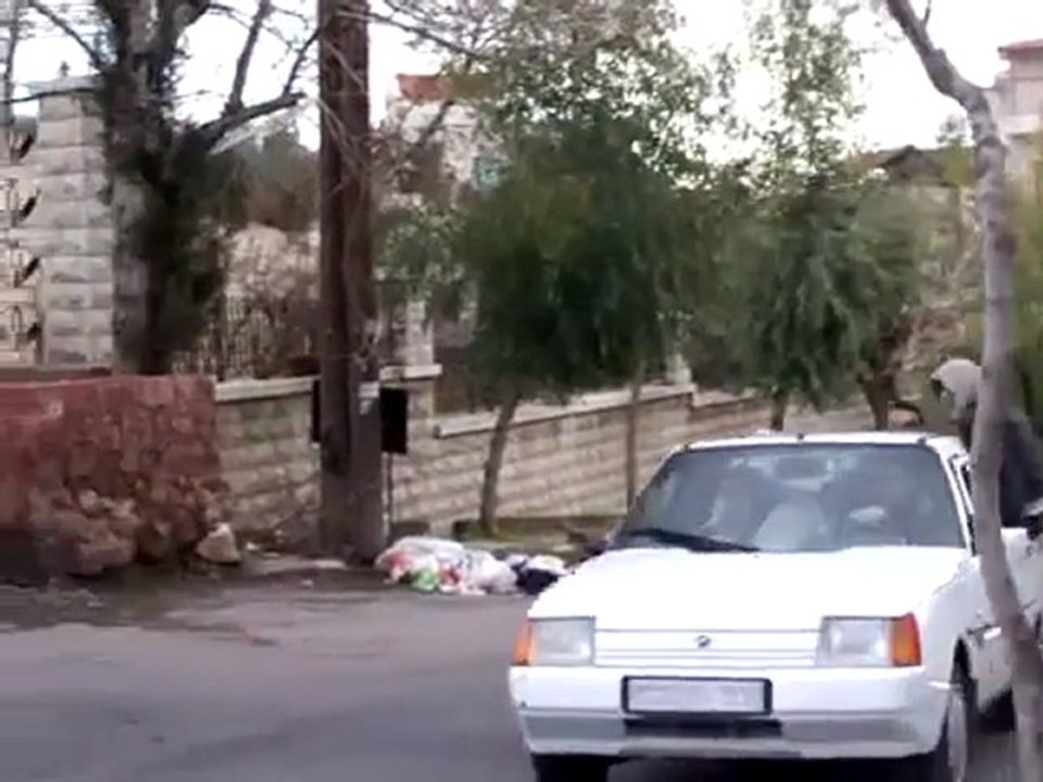 فري برس   ريف دمشق زبداني نزوح عوائل المدينة هربا من القصف 16 1 2012