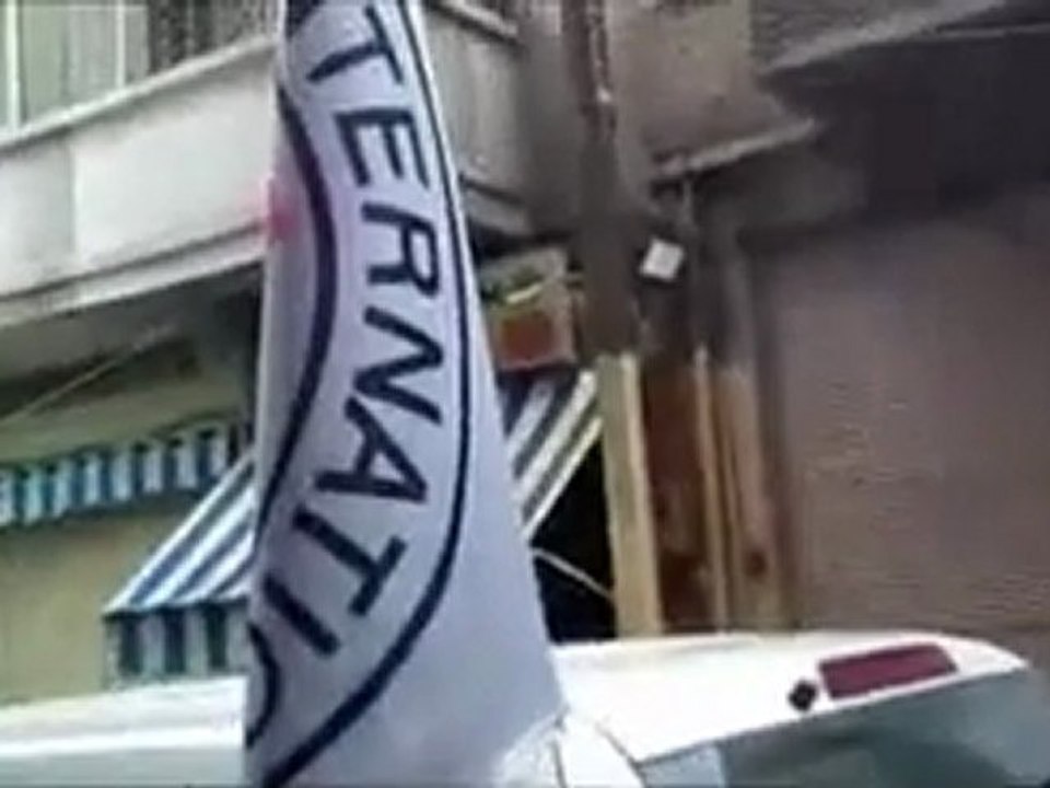 فري برس   حمص باب السباع دخول الهلال والصليب الاحمر ومعهم المراقبين ويدخلون المشفى باب السباع ويرون مايعاني الاطباء والاهالي 17 1 2012