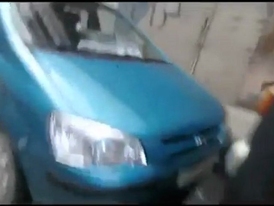 فري برس   حمص حي الخالدية قصف السيارات 17 1 2012