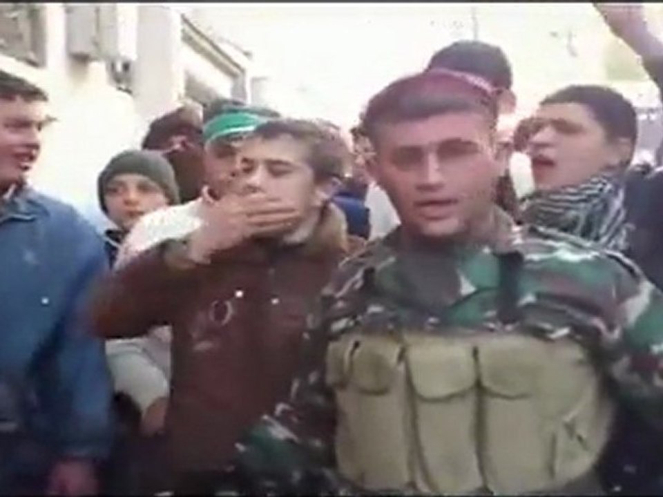 فري برس   حماه  الحميدية   المراقبين يتعرفواعلى الجيش الحر 19 1 2012 ج1