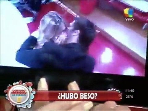 ROCÍO MARENGO Y TOTI PASMAN EN APASIONADO BESO (DESAYUNO AMERICANO)