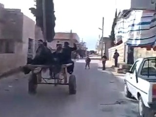 فري برس   ادلب كفرروما بسبب اصلاحات بشار النادرة وعدم توفر المازوت والبينزين اضطر اهالي البلدة بالعودة الى الاساليب القديمة