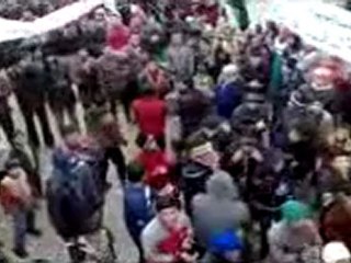 فري برس   مظاهرة في قرية التويني رغم تساقط الثلوج والبرد الشديد ويقولون لثوار سوريا إذا ثلجت فرجت 22 1 2012