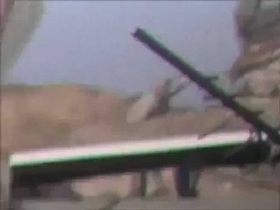 فري برس   حمص باب السباع شاهد بعيك شبيحة النظام تطلاق النار على المنازل و المارة 23 1 2012