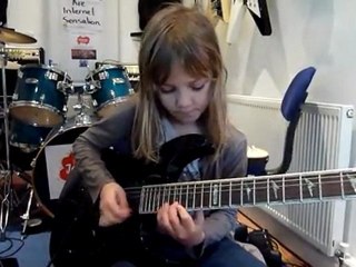 Zoe Thomson, une guitariste talentueuse de 8 ans