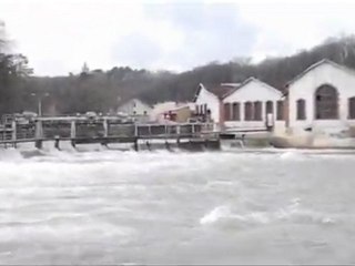 Un homme, le Doubs en crue.