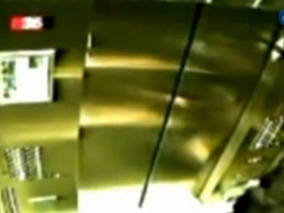 Deja al perro fuera del ascensor y no suelta la correa