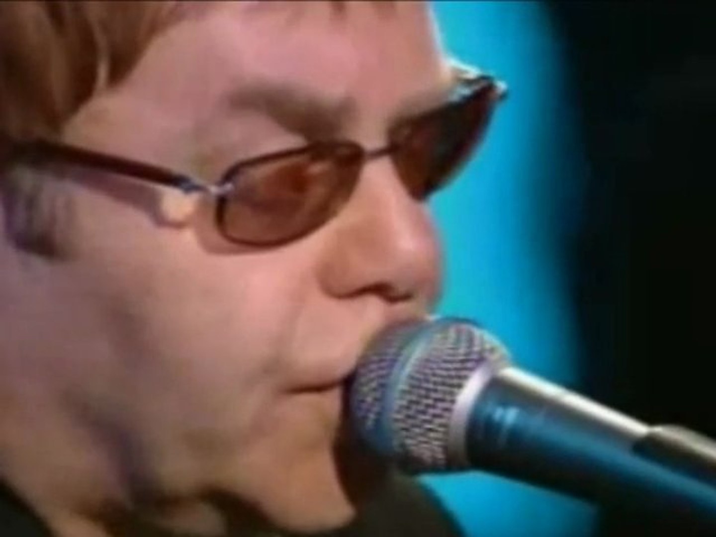 ⁣Elton John plays Israel