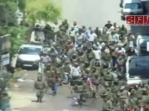 التواجد الأمني في دوما عند الجامع الكبير 1-7-2011