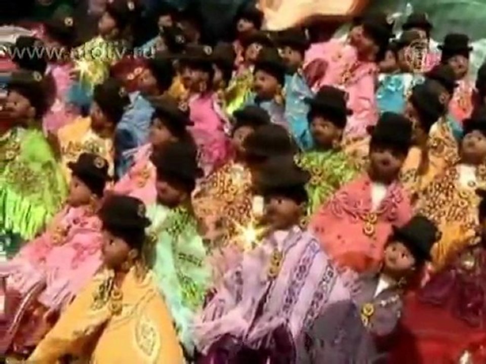 Боливийцы покупают свои мечты в миниатюре