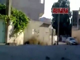 حمص الحولة  دبابه تطلق  نار عشوائي على الناس 7 رمضان 7 8 2011