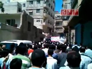 شاب صغير يهتف والمتظاهرين يرددون  جمعة لن نركع إلا لله 12 8 2011