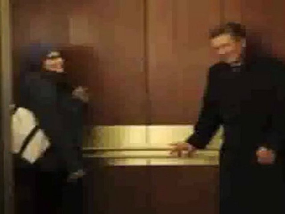 Watch 30 Rock - Idiots Are People Two! online part 1/4