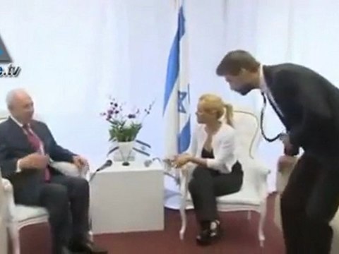 Shakira sings for Israeli and Palestinian children