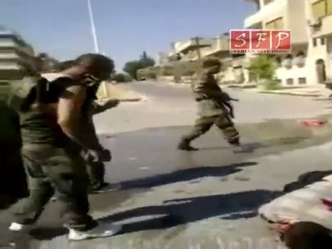 فري برس خطير مسرب الشبيحة يعدمون مواطنا وهم يرتدون لباس الجيش