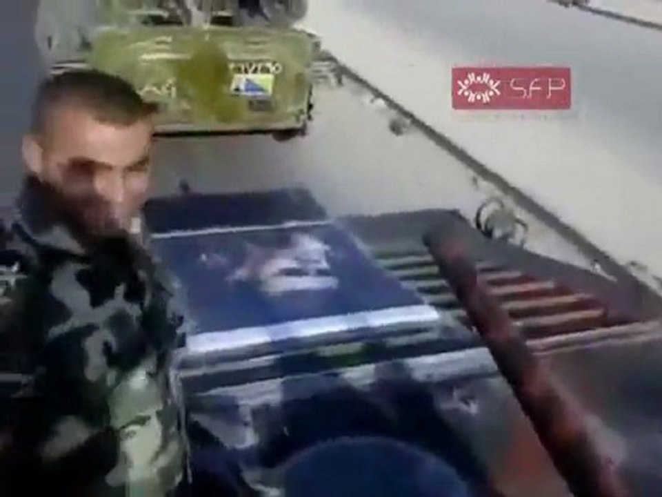 فري برس   حمص   ارتال دبابات الجيش في شارع الستين 10 9 2011