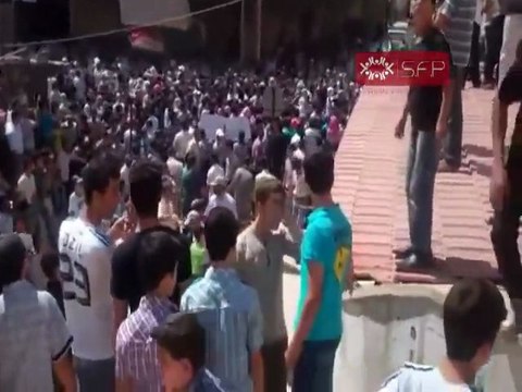 فري برس دوما حرق العلم الروسي أثناء تشييع عزت اللبابيدي 13 9 2011