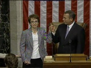 Wounded lawmaker Giffords resigns from Congress