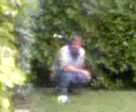 regis au fond du jardin