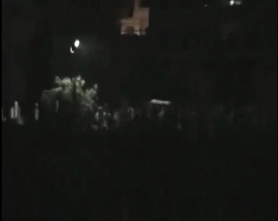 فري برس   سقبا الشهيد داخل المقبرة يوارى جثمانه تحت الثرى 10 10 2011