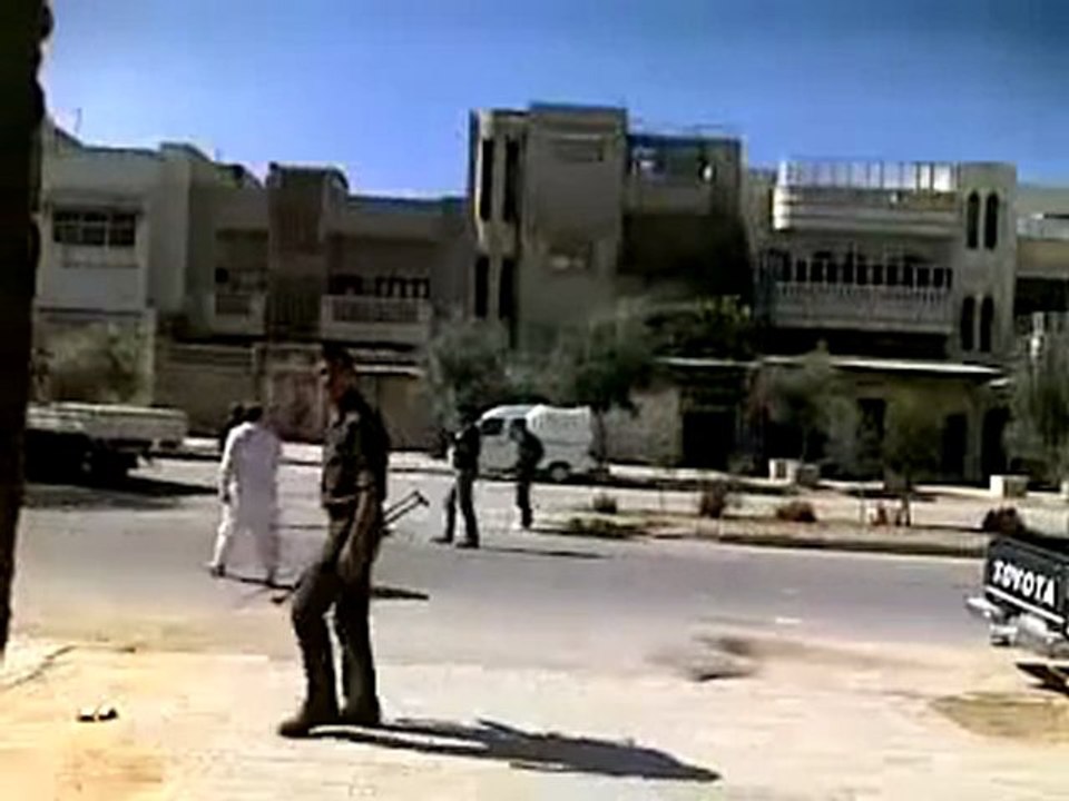 فري برس   حماة انتشار الأمن في حي الحاضر قبل صلاة الجمعة 21 10 2011