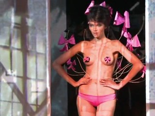 Zahia, ex-call girl, fait ses débuts dans la mode parrainée par Karl Lagerfeld