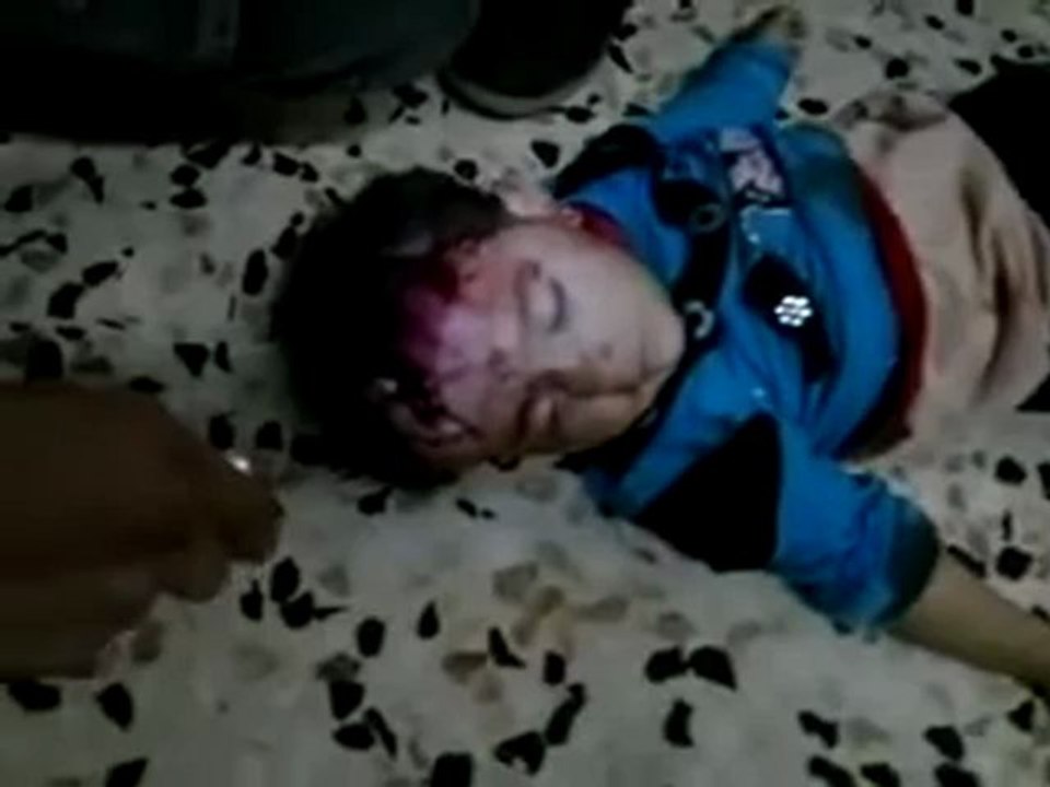 فري برس   الطفلة الشهيدة كاترين خابور حمص حي البياضة بشار العظيم يقدم هدية عظيمة لوفد الجامعة العربية 26 10 2011