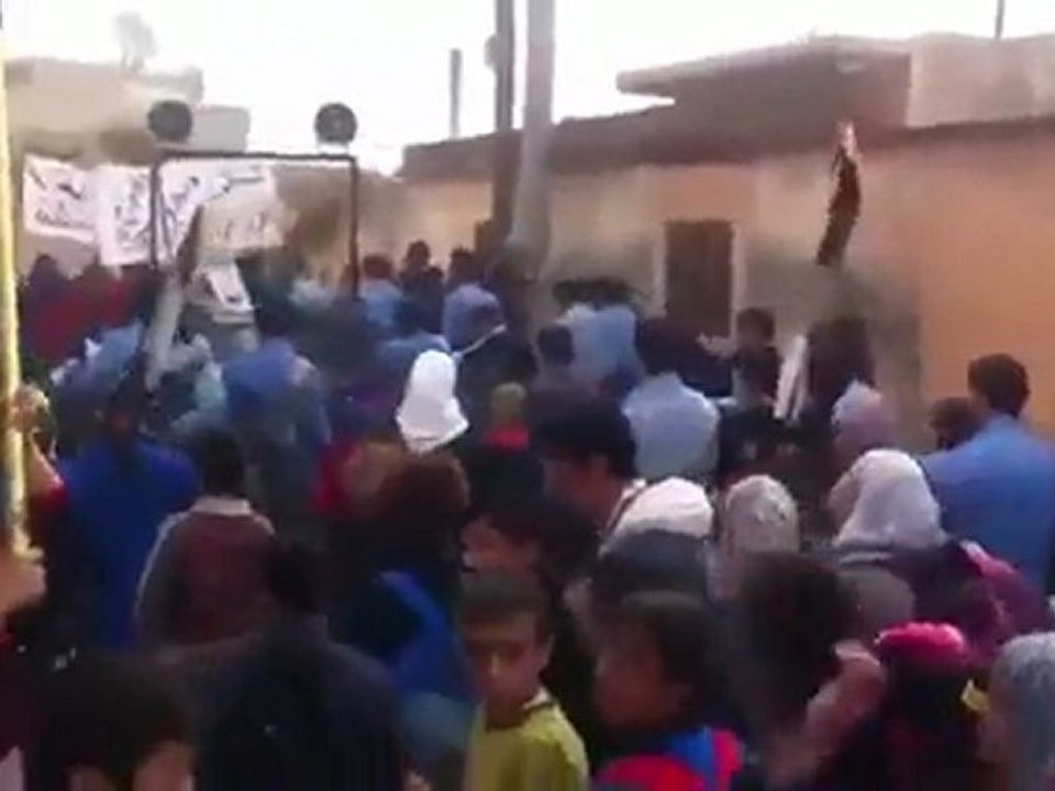 فري برس   ادلب تفتناز مظاهرات الطلاب الاحرار للمطالبة بسقوط النظام 24 10 2011