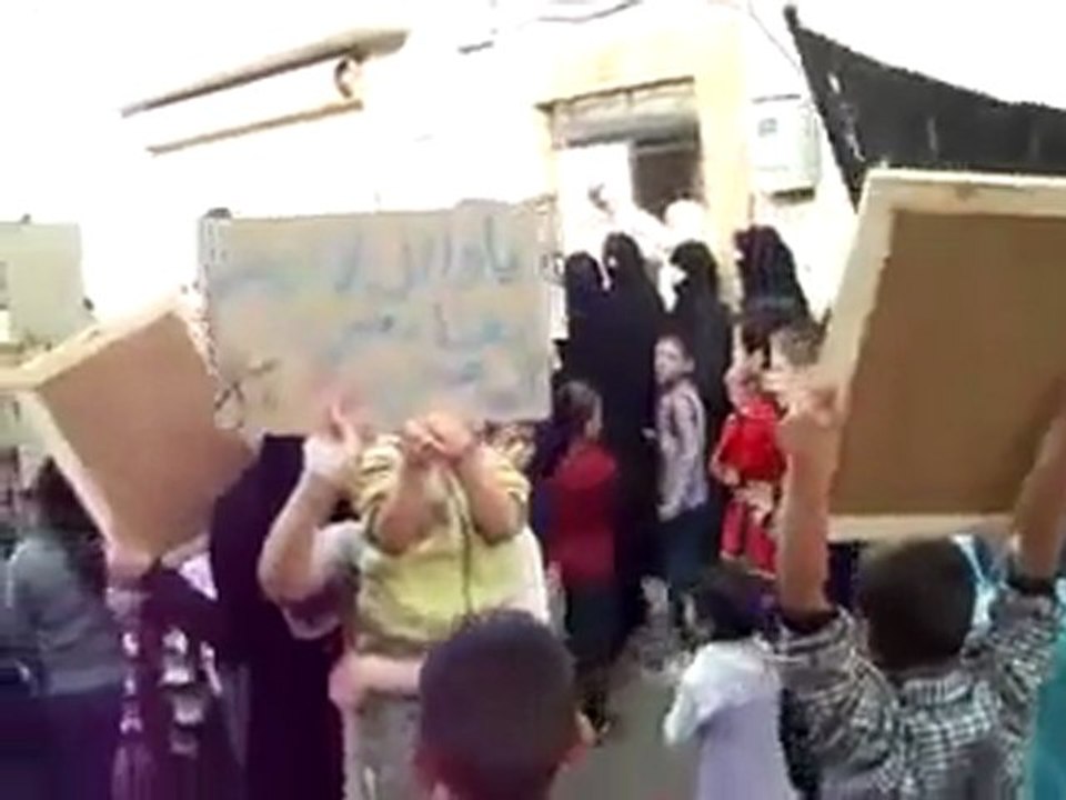 فري برس   حماه الحميدية انتفاضة الحرائر امام منزل الشهيد وائل كبيسي 22 10 2011 ج2