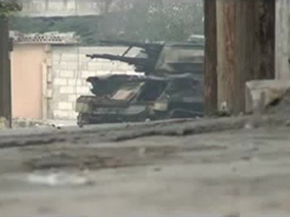 فري برس   حمص دير بعلبة شيلكا تطلق النار عشوائيا نحو المنازل 24 10 2011